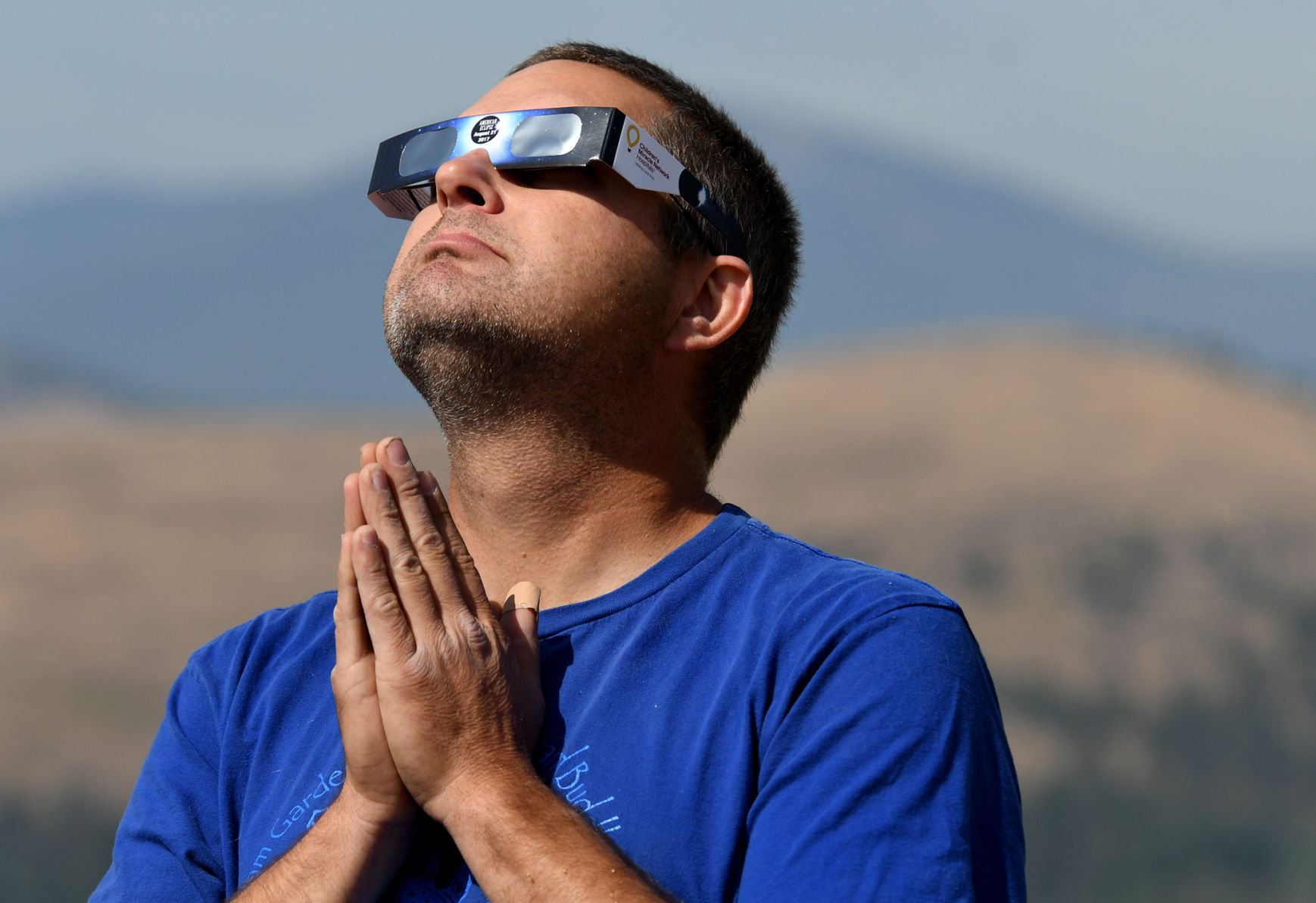 082217 eclipse buddhists4 kw.jpg
